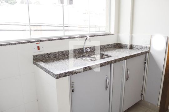 Cozinha de kitnet/studio para alugar com 1 quarto, 27m² em Vila Ester (zona Norte), São Paulo