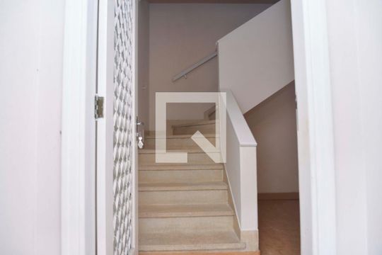 Escada Sala de casa à venda com 2 quartos, 90m² em Jardim, Santo André