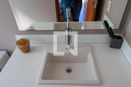 BANHEIRO DA SUITE 1 de casa de condomínio à venda com 2 quartos, 240m² em Parque Taquaral, Campinas