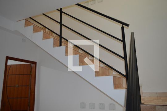 Escada de apartamento para alugar com 2 quartos, 60m² em Chácara Contagem, Contagem