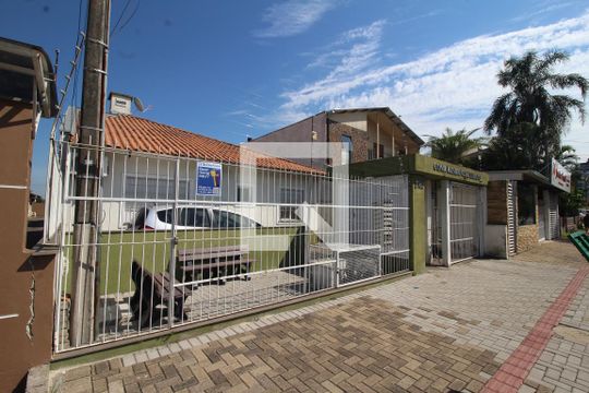 Fachada de casa de condomínio à venda com 2 quartos, 60m² em Niterói, Canoas