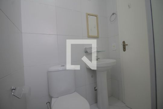 Banheiro de casa de condomínio à venda com 2 quartos, 60m² em Niterói, Canoas
