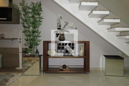 Sala de casa à venda com 3 quartos, 394m² em Vila Cavaton, São Paulo