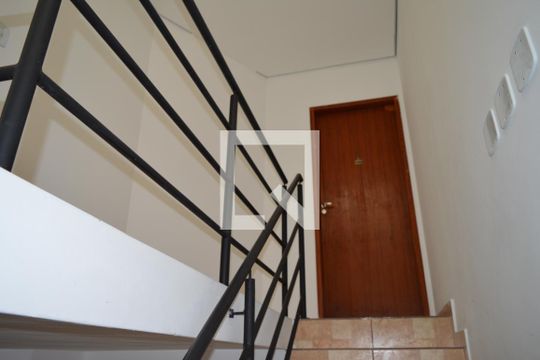 Escada de apartamento para alugar com 2 quartos, 60m² em Chácara Contagem, Contagem