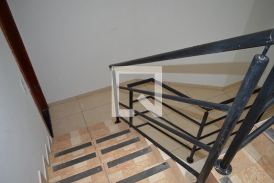 Escada de apartamento para alugar com 2 quartos, 65m² em Chácara Contagem, Contagem