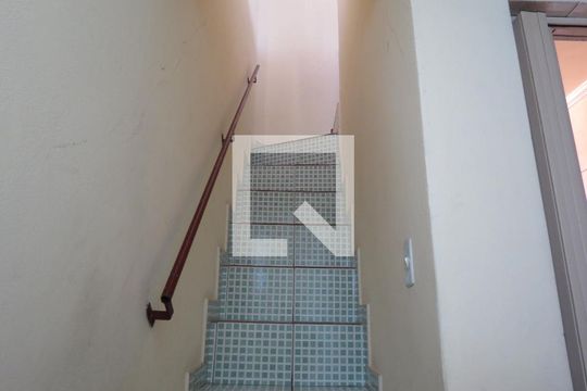 Escadas de casa à venda com 6 quartos, 216m² em Freguesia do Ó, São Paulo