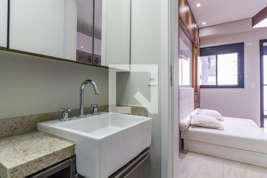 Banheiro de kitnet/studio para alugar com 1 quarto, 25m² em Pinheiros, São Paulo