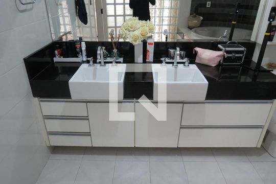 Banheiro Quarto 1 - Pia e Gabinete de casa à venda com 5 quartos, 350m² em Piqueri, São Paulo