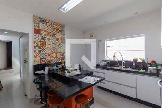Cozinha  de casa à venda com 4 quartos, 230m² em Vila Carmosina, São Paulo