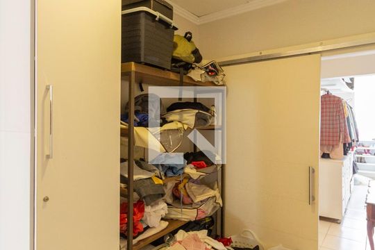 Closet  de casa à venda com 4 quartos, 230m² em Vila Carmosina, São Paulo