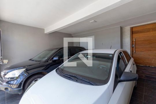 Garagem  de casa à venda com 4 quartos, 230m² em Vila Carmosina, São Paulo