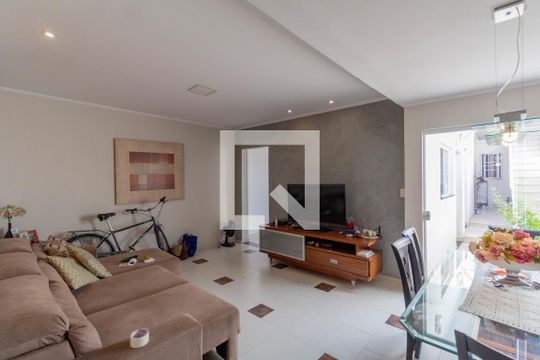 Casa à venda com 4 quartos, 230m² em Vila Carmosina, São Paulo