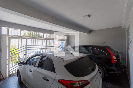 Garagem  de casa à venda com 4 quartos, 230m² em Vila Carmosina, São Paulo