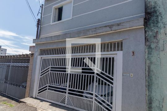 Fachada  de casa à venda com 4 quartos, 230m² em Vila Carmosina, São Paulo