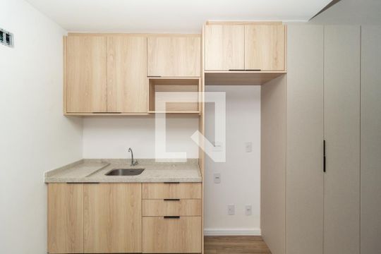 Cozinha de kitnet/studio para alugar com 1 quarto, 22m² em Vila Esperança, São Paulo