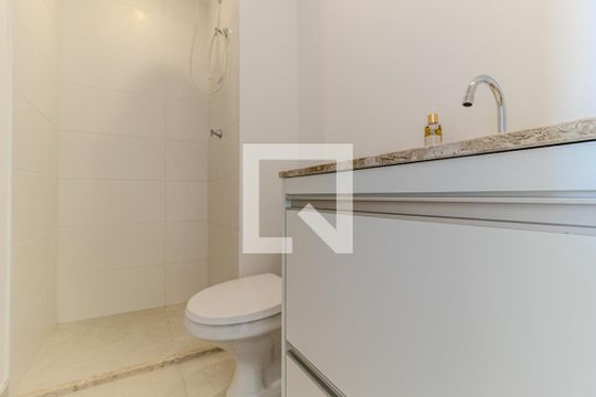 Banheiro de kitnet/studio para alugar com 1 quarto, 27m² em Centro, São Paulo