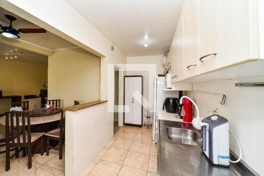 Cozinha de apartamento para alugar com 2 quartos, 84m² em Jardim Sabará, Porto Alegre