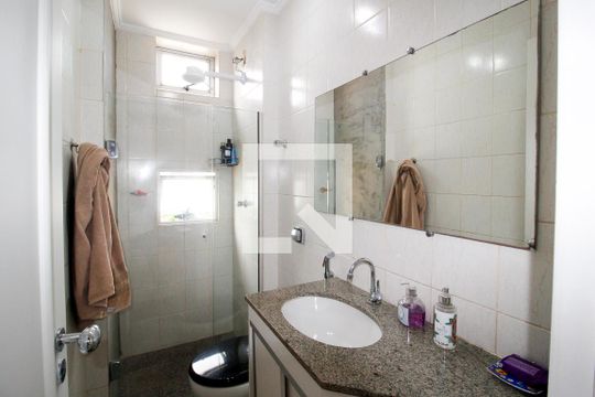 Banheiro de apartamento para alugar com 1 quarto, 45m² em Carmo, Belo Horizonte