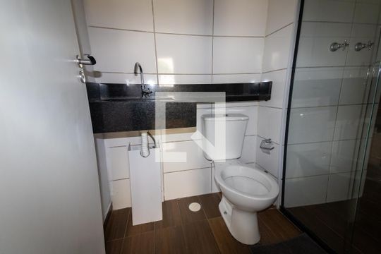 Banheiro  de apartamento para alugar com 2 quartos, 41m² em Vila Ema, São Paulo
