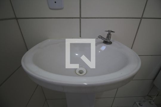 Banheiro de apartamento para alugar com 2 quartos, 45m² em Parque São Lourenço, São Paulo