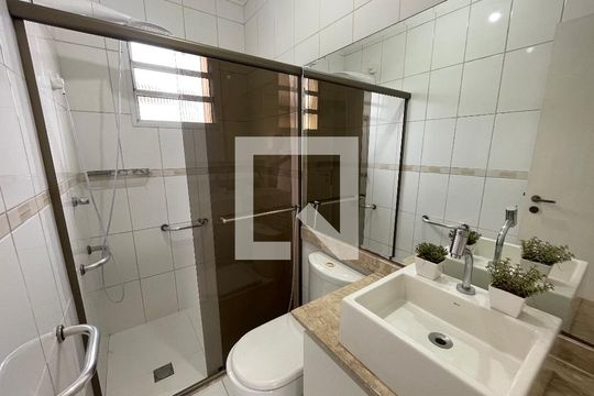Banheiro da Suíte de casa de condomínio à venda com 3 quartos, 93m² em Jardim Shangai, Jundiaí