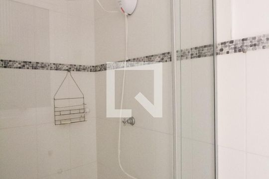 Banheiro de kitnet/studio à venda com 1 quarto, 27m² em Floresta, Porto Alegre