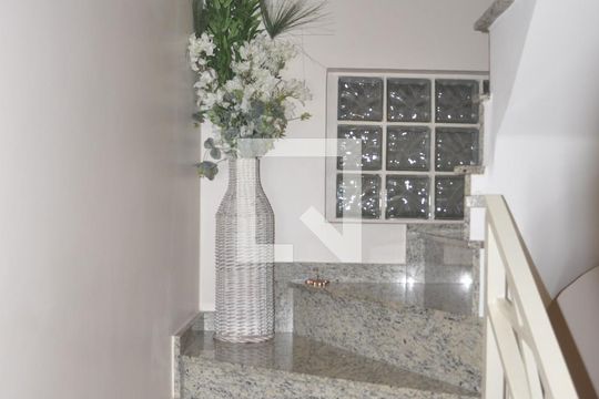 Escada de casa à venda com 3 quartos, 250m² em Vila Ester (zona Norte), São Paulo