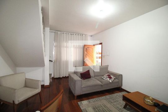Sala   de casa para alugar com 4 quartos, 151m² em Jardim Danfer, São Paulo