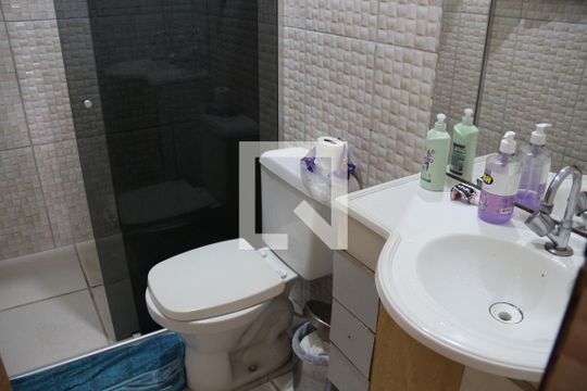 Banheiro de casa para alugar com 2 quartos, 44m² em Novo Progresso, Contagem