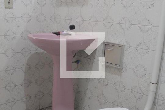 Banheiro de casa para alugar com 3 quartos, 200m² em Paternon, Porto Alegre