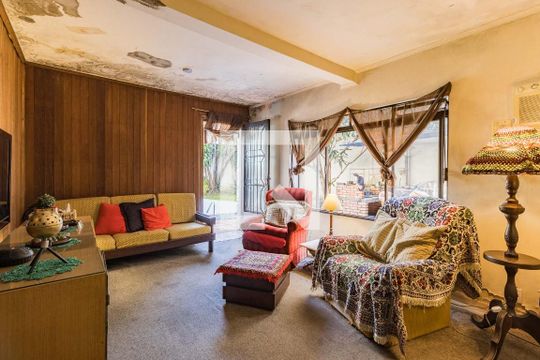 Área comum de casa à venda com 3 quartos, 160m² em Santa Cecília, Porto Alegre