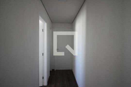 Corredor de apartamento para alugar com 2 quartos, 46m² em Usina Piratininga, São Paulo