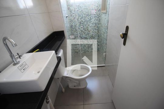 Banheiro de apartamento para alugar com 2 quartos, 46m² em Usina Piratininga, São Paulo