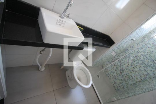 Banheiro de apartamento para alugar com 2 quartos, 46m² em Usina Piratininga, São Paulo