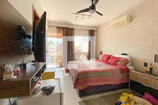 Suíte  de casa à venda com 3 quartos, 225m² em Itaipu, Niterói