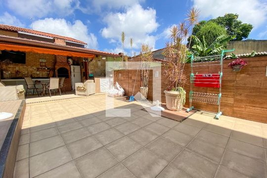Quintal de casa à venda com 3 quartos, 225m² em Itaipu, Niterói