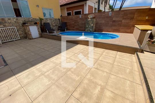 Piscina de casa à venda com 3 quartos, 225m² em Itaipu, Niterói