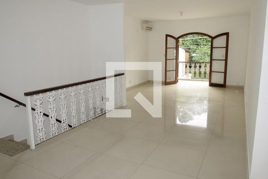 Sala de casa para alugar com 3 quartos, 250m² em Vila Mangalot, São Paulo