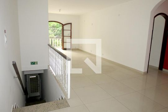Casa para alugar com 3 quartos, 250m² em Vila Mangalot, São Paulo