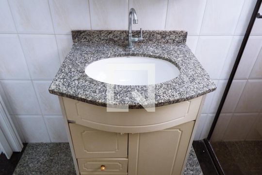 Banheiro de apartamento para alugar com 1 quarto, 57m² em Vila Valenca, São Vicente