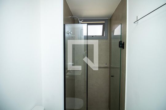 Banheiro, box e chuveiro de kitnet/studio à venda com 1 quarto, 21m² em Moema, São Paulo