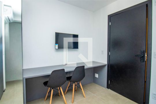 Sala, bancada com cadeiras e porta de entrada de kitnet/studio à venda com 1 quarto, 21m² em Moema, São Paulo