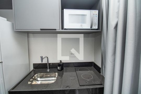 Cozinha- pia, cooktop, microondas, armários de kitnet/studio à venda com 1 quarto, 21m² em Moema, São Paulo