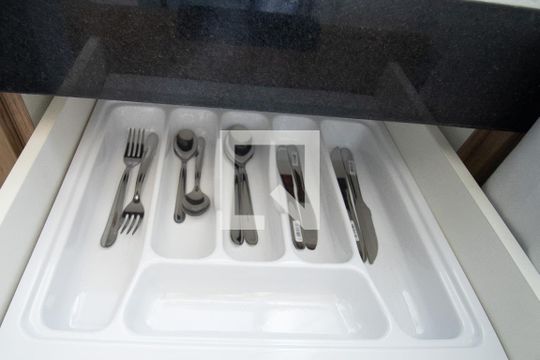 Cozinha: utensílios, talheres, pratos, xícaras. de kitnet/studio à venda com 1 quarto, 21m² em Moema, São Paulo