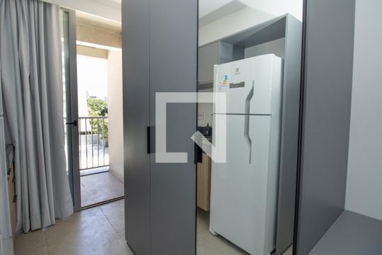 Quarto, armário espelhado refletindo a geladeira de kitnet/studio à venda com 1 quarto, 21m² em Moema, São Paulo