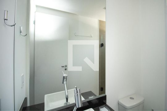 Banheiro, pia e espelho de kitnet/studio à venda com 1 quarto, 21m² em Moema, São Paulo