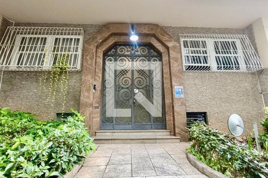 Fachada com cartaz QA de apartamento à venda com 4 quartos, 175m² em Lagoa, Rio de Janeiro
