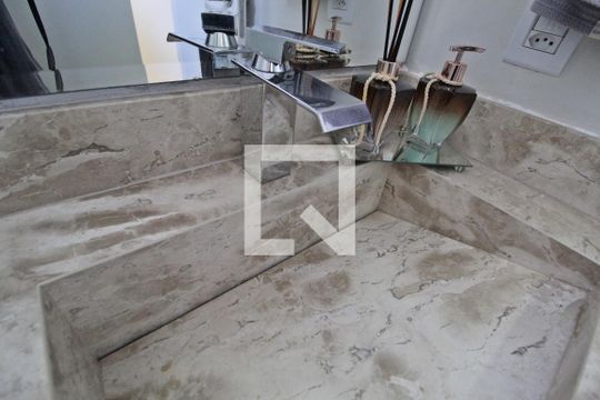 Banheiro da Suíte de apartamento para alugar com 2 quartos, 290m² em Granada, Uberlândia