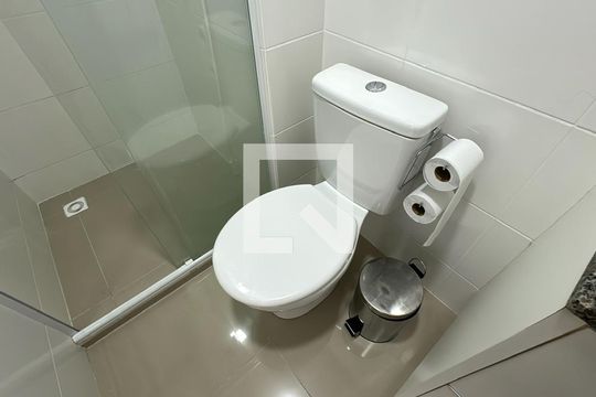 Banheiro de apartamento para alugar com 1 quarto, 29m² em Portão, Curitiba