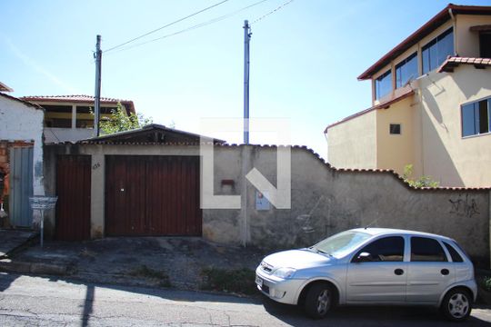 Fachada de casa à venda com 3 quartos, 99m² em Monte Castelo, Contagem